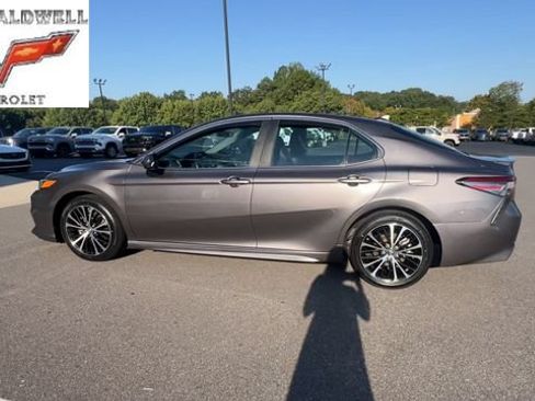 Used 2019 Toyota Camry SE FWD image 8