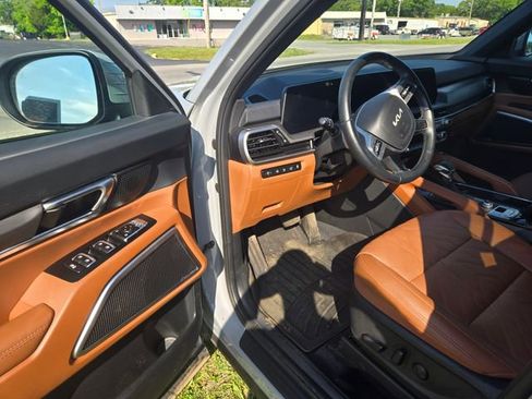 Used 2025 Kia Telluride AWD image 4