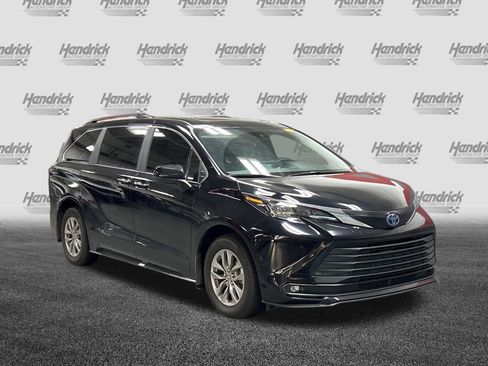 Used 2025 Toyota Sienna XLE FWD image 2
