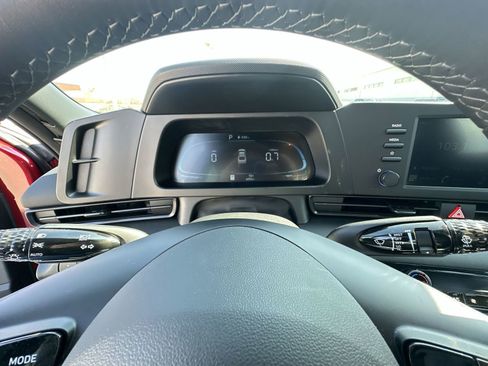 Used 2025 Hyundai Elantra Sport image 12