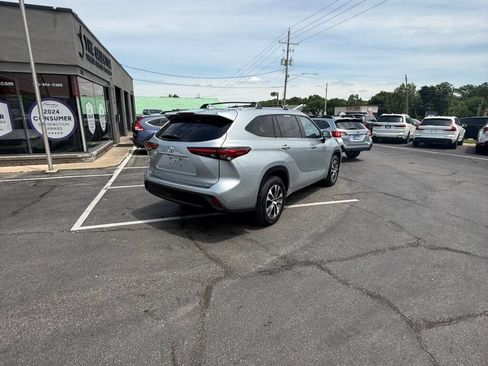 Used 2021 Toyota Highlander XLE AWD/4WD image 17