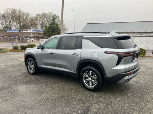 Used 2025 Chevrolet Traverse LT image 4