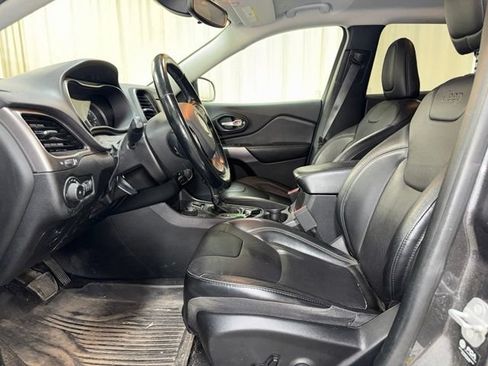 Used 2021 Jeep Cherokee Latitude Lux w/ Mopar Interior Package AWD/4WD image 14