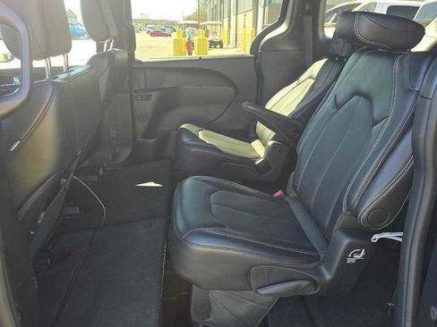 Used 2025 Chrysler Pacifica Select image 4