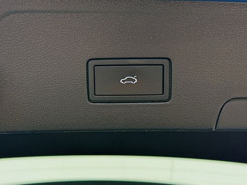 Used 2025 Volkswagen Atlas Cross Sport SE image 28