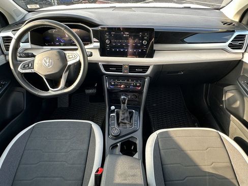 Used 2025 Volkswagen Taos SE w/ Panoramic Sunroof Package image 13