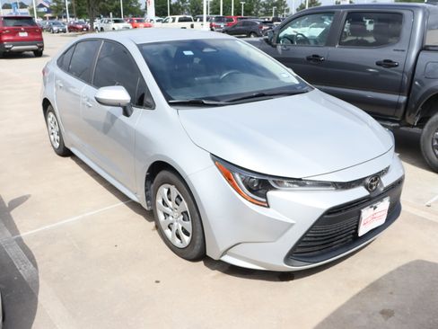 Used 2023 Toyota Corolla LE image 2