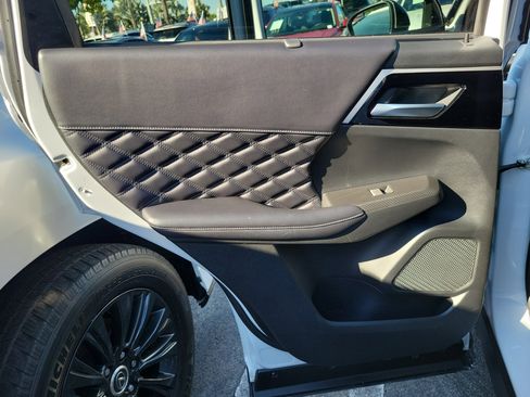 Used 2024 Mitsubishi Outlander SEL Black Edition image 12