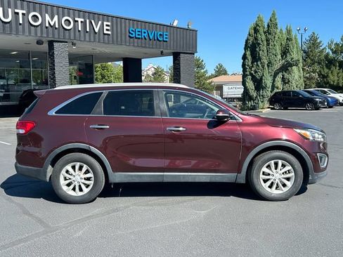 Used 2017 Kia Sorento FWD image 2