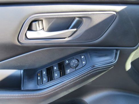 Used 2024 Nissan Rogue SV FWD image 18