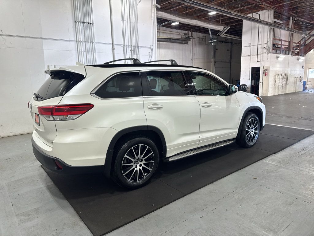 Used 2017 Toyota Highlander SE FWD image 7