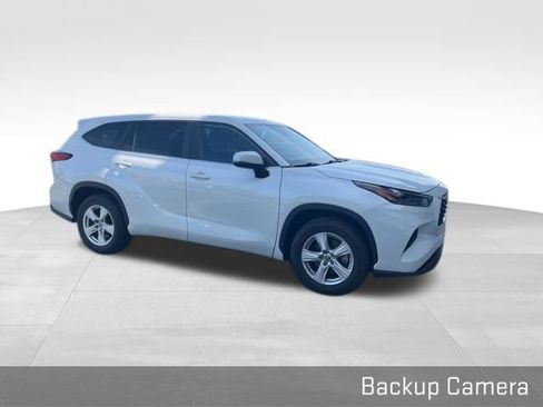 Used 2023 Toyota Highlander L FWD image 7