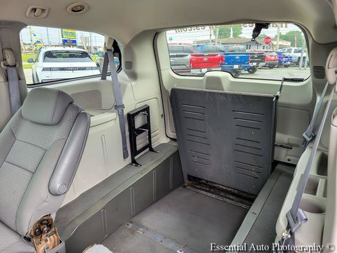 Used 2009 Chrysler Town & Country LX FWD image 12