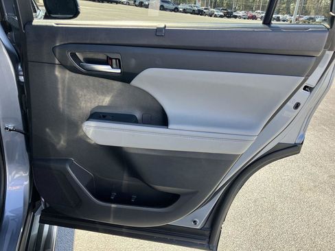 Certified 2023 Toyota Highlander XLE image 31