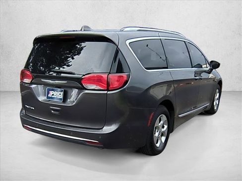 Used 2017 Chrysler Pacifica Touring-L Plus image 5