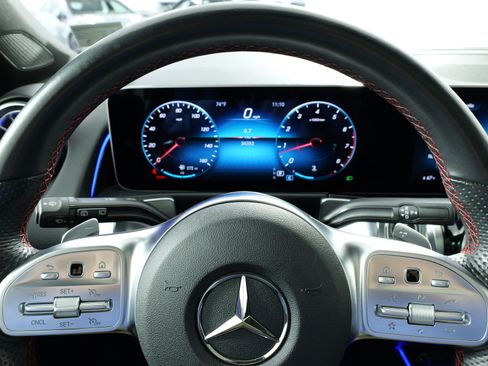 Used 2021 Mercedes-Benz GLB 250 4MATIC image 30