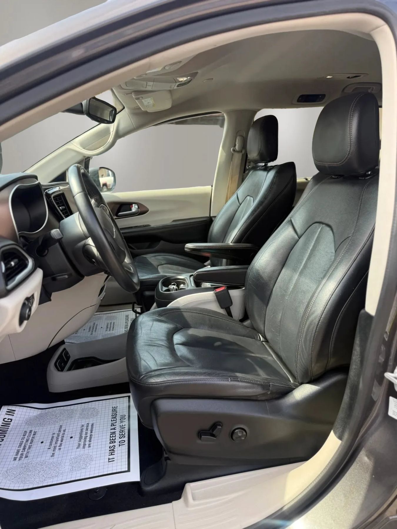 Used 2017 Chrysler Pacifica Touring-L FWD image 18