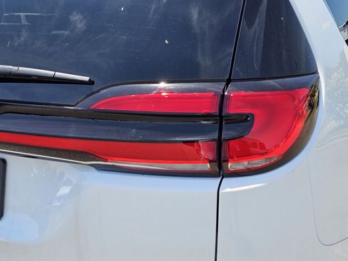 New 2026 Chrysler Pacifica Pinnacle w/ Trailer Tow Group AWD/4WD image 10