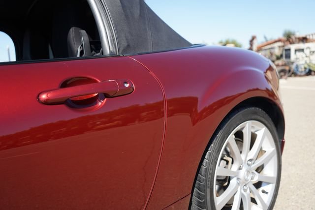 Used 2006 MAZDA MX-5 Miata Sport w/ Appearance Pkg RWD image 32