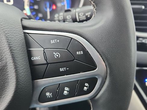 Used 2023 Chrysler Pacifica Touring-L image 17