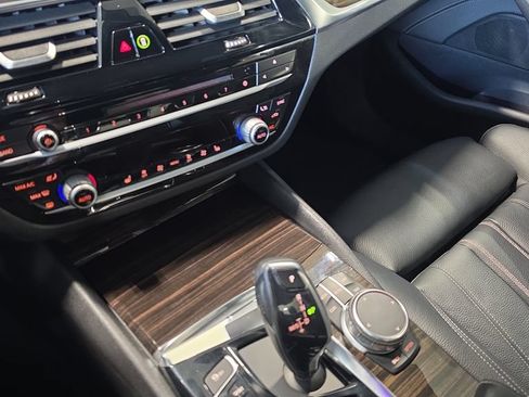 Used 2018 BMW 530i xDrive AWD/4WD image 29