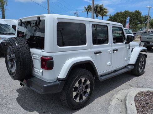 Used 2018 Jeep Wrangler Unlimited Sahara AWD/4WD image 5