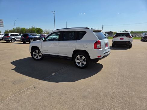 Used 2011 Jeep Compass Latitude AWD/4WD image 6