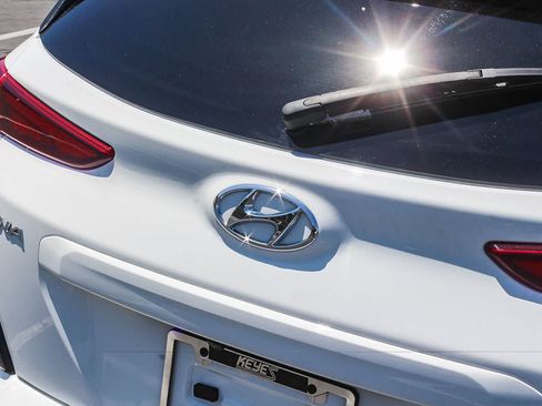 Certified 2023 Hyundai Kona Limited FWD image 9