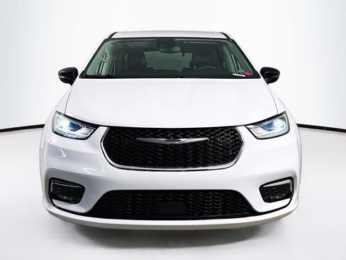 Used 2024 Chrysler Pacifica Touring-L image 3