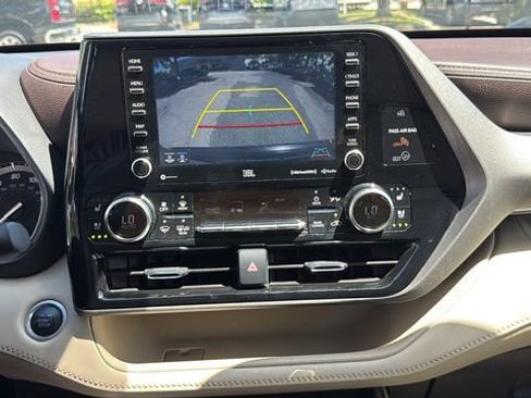 Used 2021 Toyota Highlander Limited FWD image 24