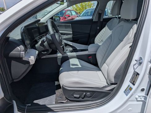 Used 2025 Hyundai Elantra Limited image 5