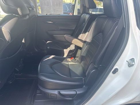 Used 2022 Toyota Highlander XLE FWD image 24