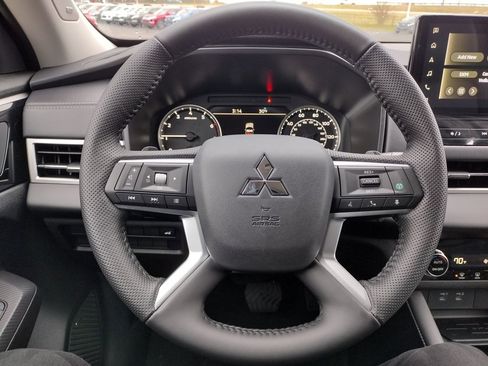 New 2025 Mitsubishi Outlander SE image 6