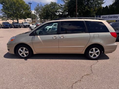 Used 2010 Toyota Sienna CE FWD image 2