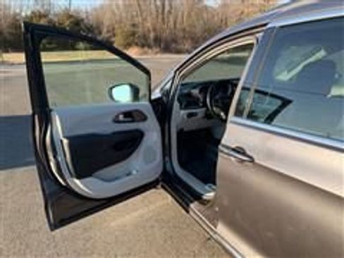 Used 2017 Chrysler Pacifica Touring-L w/ Tire & Wheel Group image 39