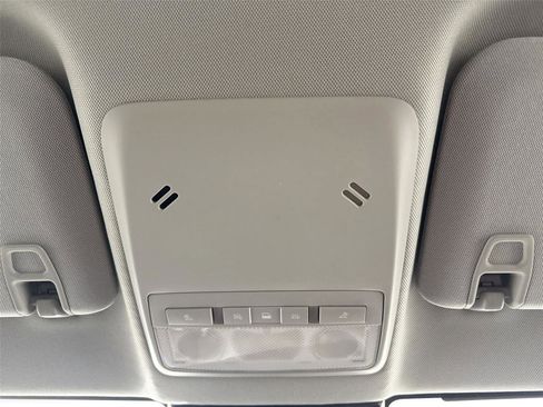 Used 2022 Chevrolet Trax LT w/ LT Convenience Package image 6