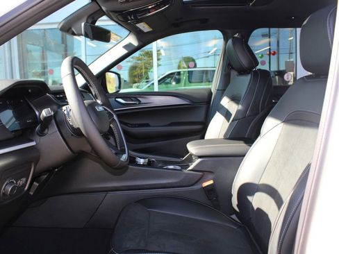 New 2025 Jeep Grand Cherokee Altitude image 11