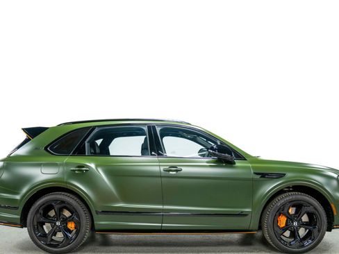 Used 2025 Bentley Bentayga image 2
