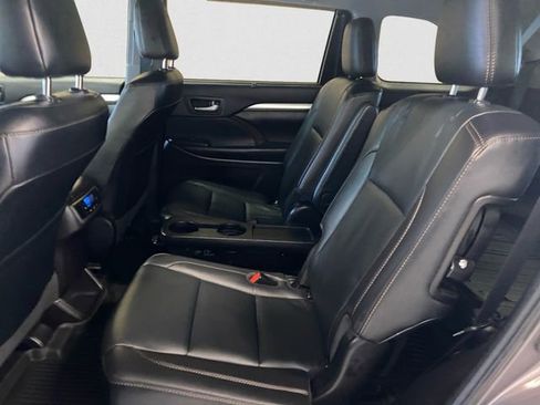 Used 2019 Toyota Highlander SE image 14