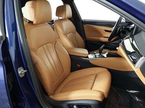 Used 2022 BMW M550i xDrive w/ Premium Package image 36