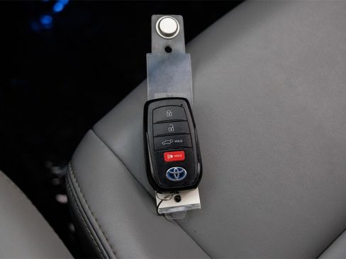 Used 2022 Toyota Venza XLE image 59