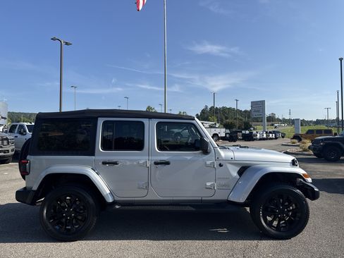 Used 2023 Jeep Wrangler Unlimited Sahara w/ Cold Weather Group AWD/4WD image 8