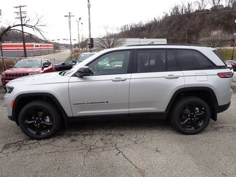 New 2025 Jeep Grand Cherokee Limited w/ Black Appearance Package image 2