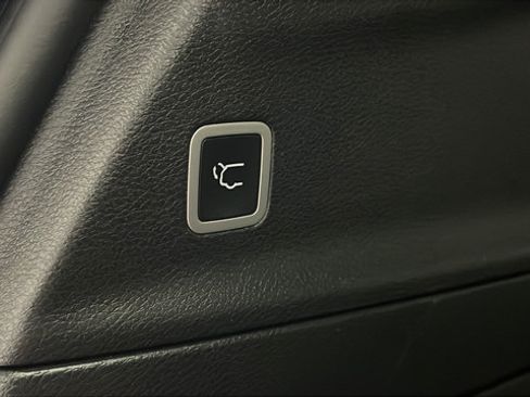 Used 2025 Chrysler Pacifica Limited FWD image 36