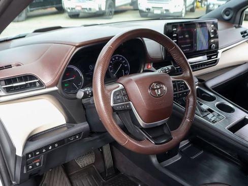 Used 2023 Toyota Sienna Platinum FWD image 19