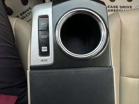 Used 2013 Toyota Prius V Five image 20