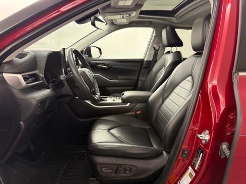 Used 2021 Toyota Highlander XLE image 29