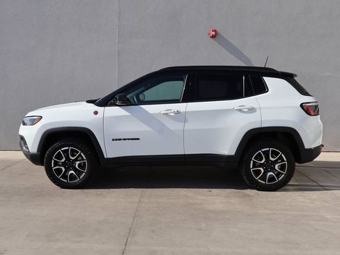 Used 2025 Jeep Compass Trailhawk AWD/4WD image 2