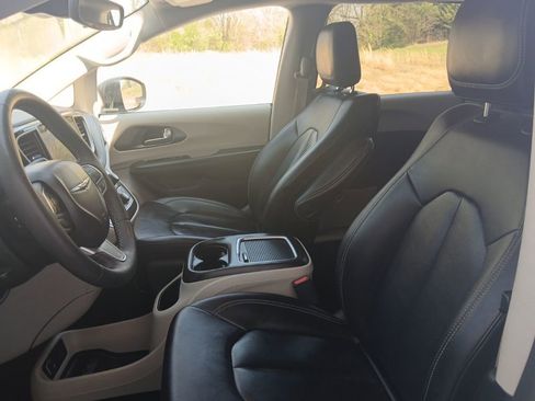 Used 2024 Chrysler Pacifica Select image 34