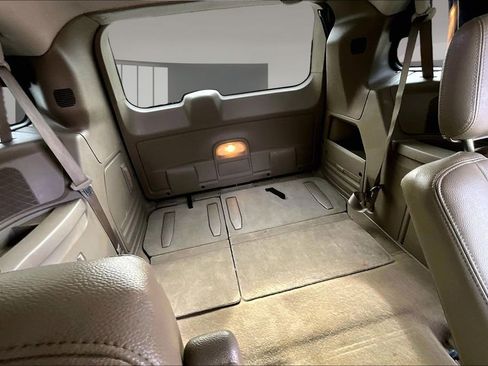 Used 2014 Chrysler Town & Country Touring FWD image 23